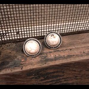 LAST PAIR!🍀Navajo pearl studs